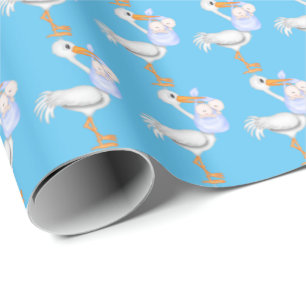 Vänd pojke med papper förvaringsomslagning presentpapper