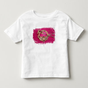 Vända om av den Tara broschen T-shirt