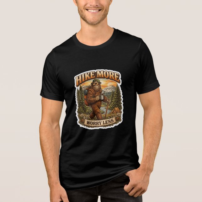 Vandra mer bekymra dig mindre Bigfoot Camping T Shirt (Framsida)