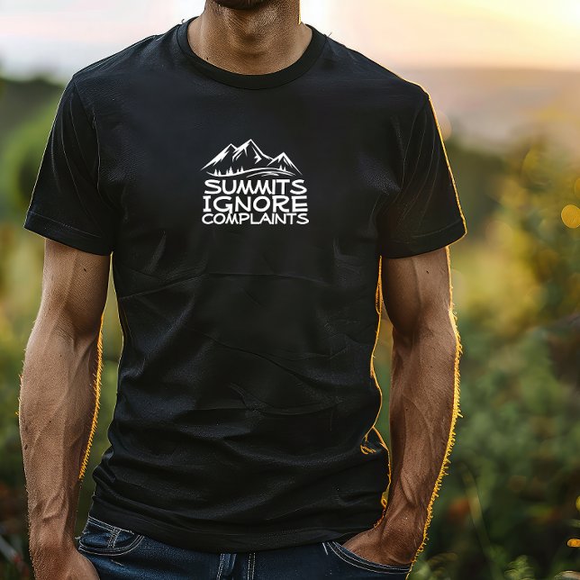 Vandrarkamperingshumor svart vitt t shirt (Ditch the desk and chase the views with our "Summit ignore complaints" t-shirt! )