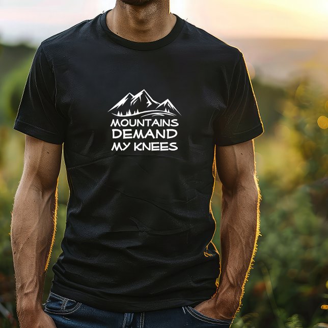 Vandrings camping humor svart vit t shirt (Ditch the desk and chase the views with our "Mountains Demand My Knees" t-shirt! )