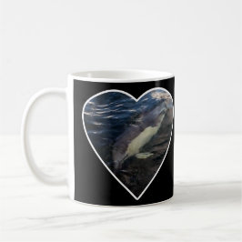 Vanlig delfin som simmar i kristallblå vild ocean kaffemugg