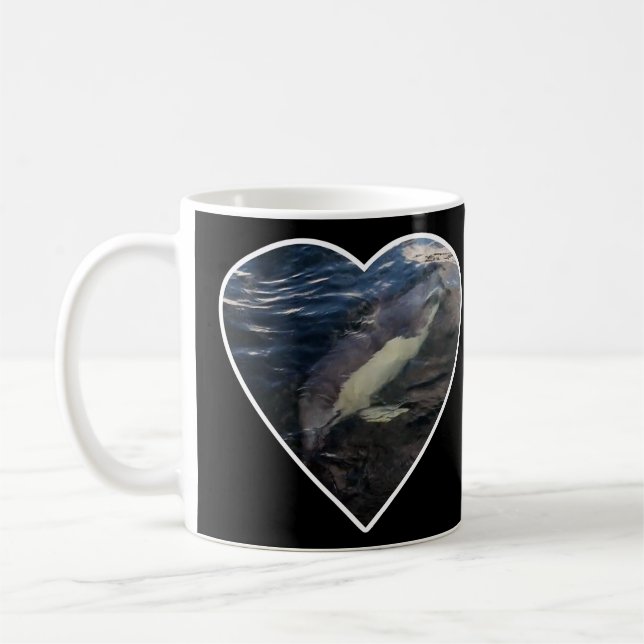 Vanlig delfin som simmar i kristallblå vild ocean kaffemugg (Vänster)