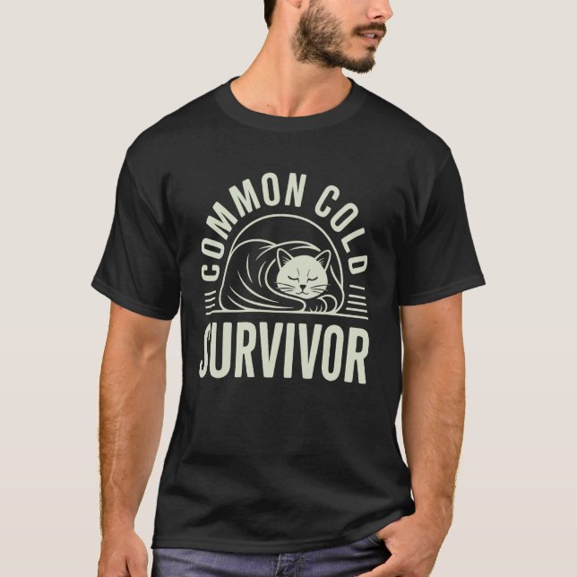 Vanlig Förkylning Överlevande Katt T Shirt (Framsida)