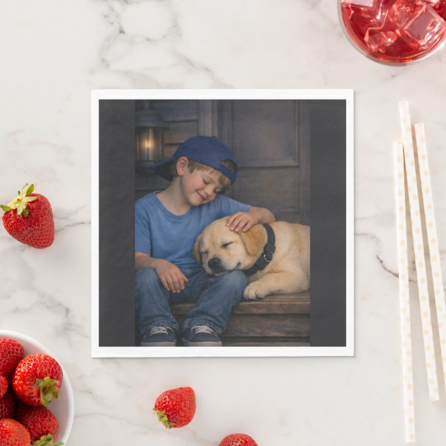 Vänlig Pojke och Sovande Hund – Varmt Moments Serv Pappersservett (Insitu)