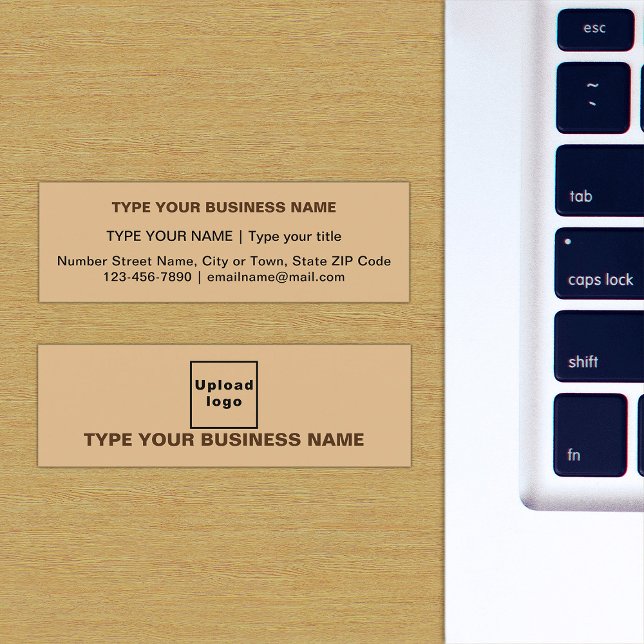 Vanlig text design på framsidan av lätt brun mini visitkort (The front and back of the light brown mini business card)