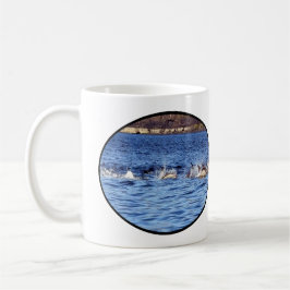 Vanliga delfiner aktiva vid ytan Ocean scen Vild Kaffemugg