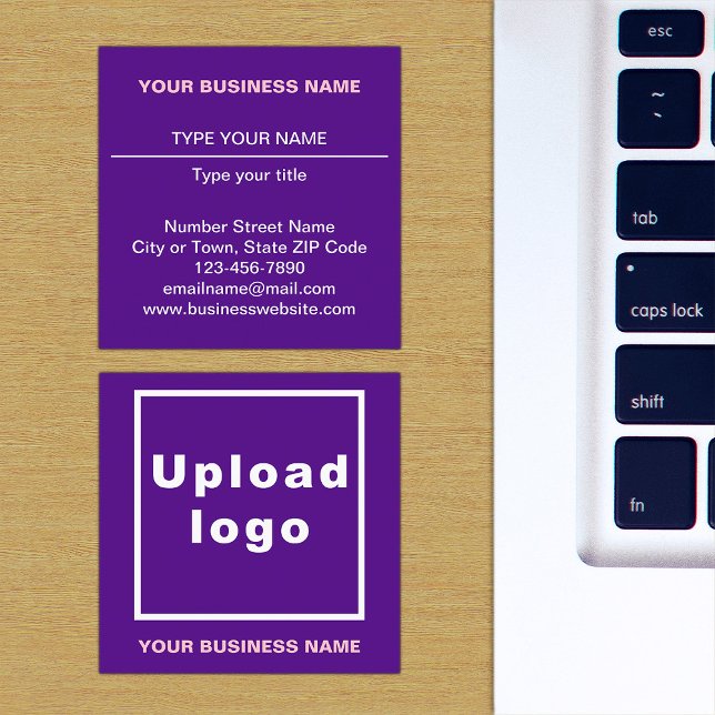 Vanliga texter, design på framsidan av Lilan Fyrkantigt Visitkort (The front and back of the purple square business card)