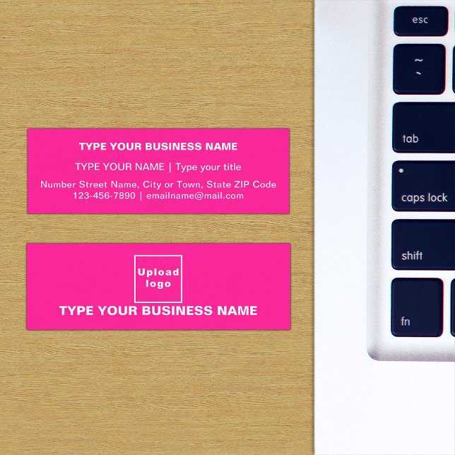 Vanliga texter, design på framsidan av Rosan Mini Visitkort (The front and back of the pink mini business card)