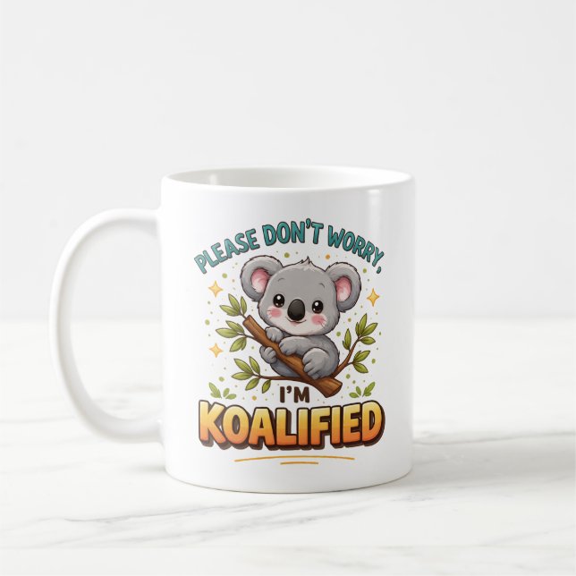 VÄNLIGEN OROA ER INTE, JAG ÄR KOALIFICERAD – Rolig Kaffemugg (Vänster)