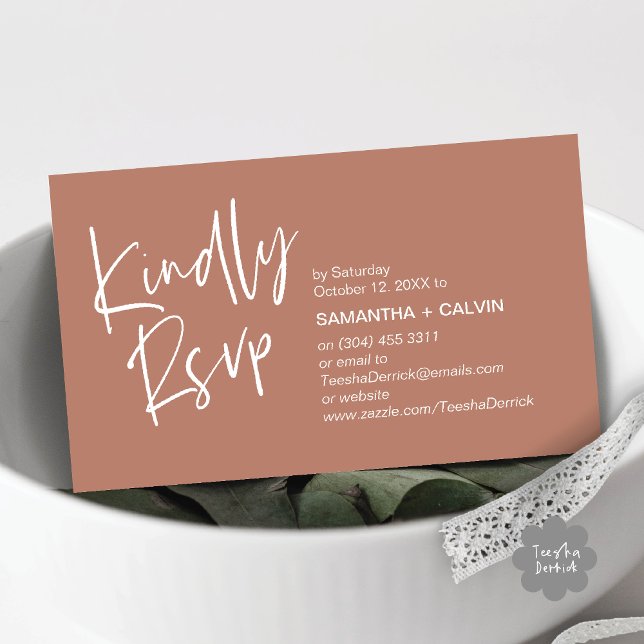 Vänligen RSVP Modern Minimalistisk Bröllopsinbjuda Tilläggskort (Kindly RSVP Modern Minimalist Wedding Dinner Invites Reminder Enclosed Card Phone Email Earthy Brown)