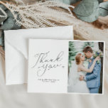 vanligt skript, svart och vitt bröllop-foto tack kort<br><div class="desc">Ett modernt,  enkelt tack för bröllop-kortet med ett underbart svart skript och ett personlig foto av bruden och brudgummen. Lägg till ett personligt tack till dina gäster.</div>