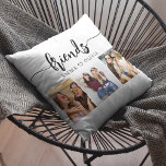 Vänner 3 - Foto Vänskap Collage Kudde<br><div class="desc">Fira din vänskap med Friends 3 Photo Vänskap Collage Dekorativ kudde. Den här personligen har ett vackert ordnat kollage med tre omhuldade foton, där speciella ögonblick spelas upp med dina vänner. Den är konstruerad av högkvalitativa material och tillför snyggt och känslosam beröring till vilket utrymme som helst. Perfekt för födelsedagar,...</div>