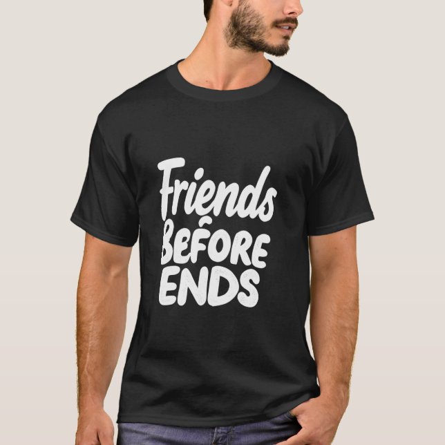 Vänner före ändar Fet typografisk T Shirt (Framsida)