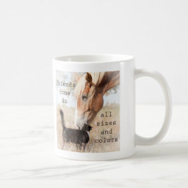 Vänner kommer storleksanpassar och färgar kaffemugg
