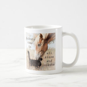 Vänner kommer storleksanpassar och färgar kaffemugg