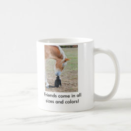 Vänner kommer storleksanpassar och färgar kaffemugg