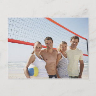 Vänner på volleyball-domstolen på stranden vykort