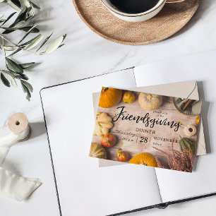 Vänner som ger Thanksgiving middagsfest Inbjudningar