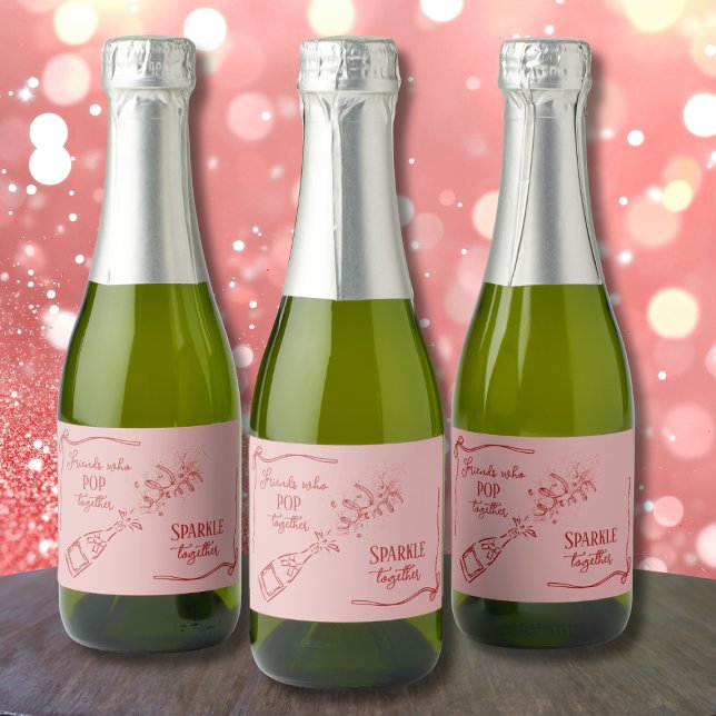 Vänner som öppnar glänsande champagne Coquette-des (Skapare uppladdad)