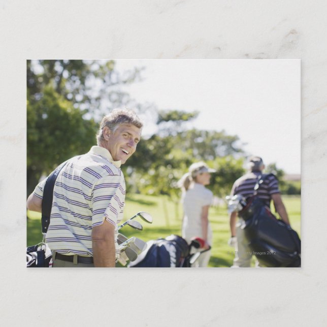 Vänner som transporterar golfsäckar vykort (Framsida)