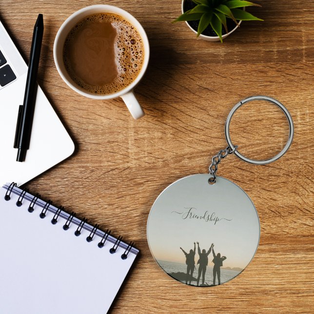 Vänner under solnedgång i nyckelkedjan monogram nyckelring (Friends during sunset monogram keychain)