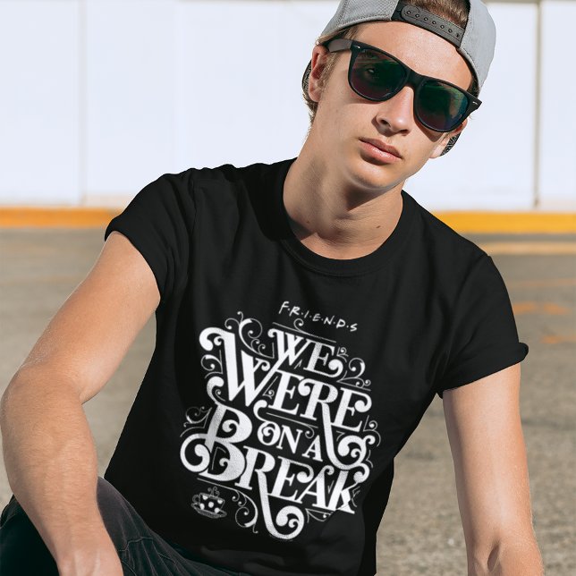 VÄNNER™ | Vi var på brast T Shirt (Person wearing t-shirt)