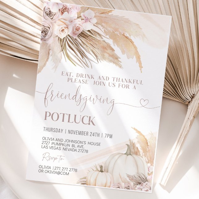 Vännernas tacksägelsedagsfest Tacksam Höst Inbjudningar (Autumn Friendsgiving dinner table setup with warm colors, candles, pumpkins, and fall-themed decorat)