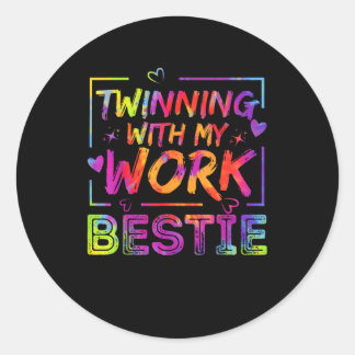 Vänortssamarbete med min bästa vän i Bestie Spirit Runt Klistermärke