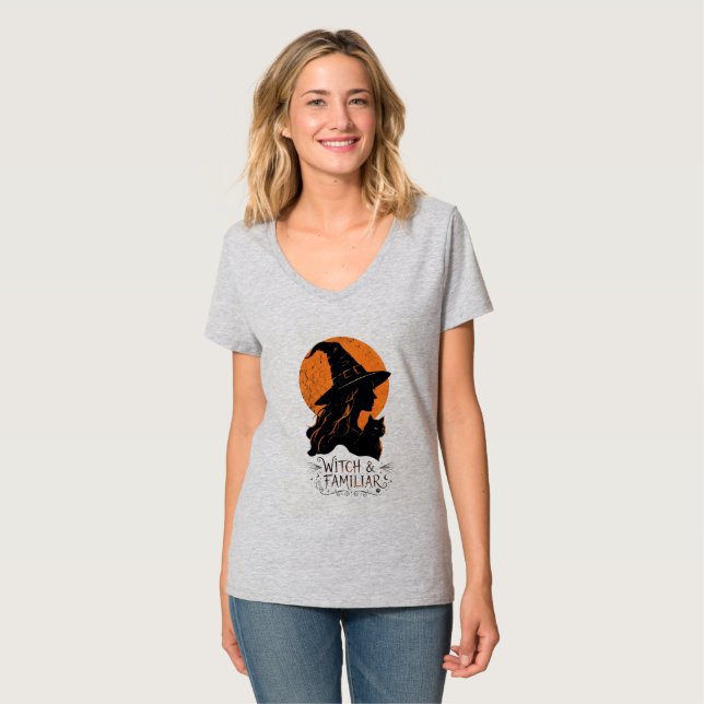VANOSTÈ Witch & Familiar Grafik V-ringad  T Shirt (Hel framsida)
