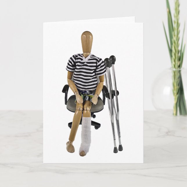 Vänster ben i gips i en stol med kryckor kort (Framsida)