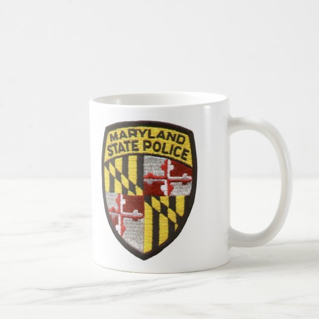Vänstersida räcker koppen kaffemugg (Höger)
