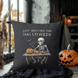 "Vänta bara på Halloween Dekorativ kudde | Funny<br><div class="desc">Ta med dig en skokuscharm till ditt hem med den här "Bara vänta på Halloween"-Dekorativ kudde. Den här kudden har en lekfull skelettdesign och är perfekt för Halloween-entusiaster som kärlek att fira årstiden hela året. Vare sig du dekorerar vardagsrummet, sovrummet eller något mysigt hörn, ger den här kudden en festlig...</div>