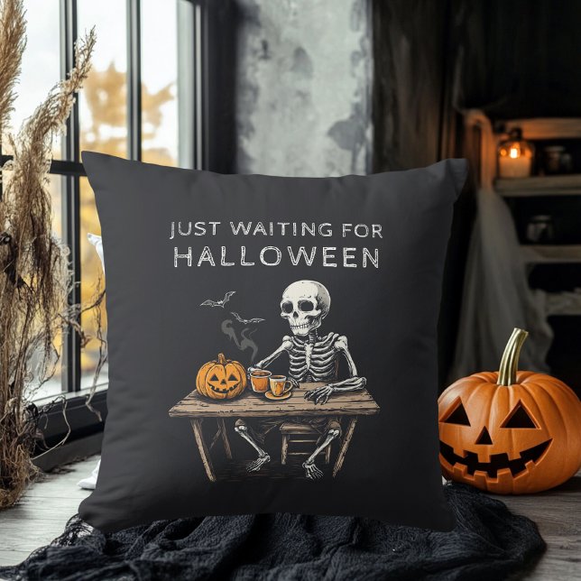 "Vänta bara på Halloween Dekorativ kudde | Funny (Skapare uppladdad)