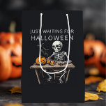 "Vänta bara på Halloween | Funny Skeleton<br><div class="desc">Sätt in dina Halloween-gåvor i stil med den här Medium Gift Bag. Med en lekfull skelettdesign är den här presentväskan perfekt för att lägga till en spooky och festiv beröring till Halloween presenter. Den här väskan är gjord av robust, högkvalitativ papper med starka handtag och är både hållbar och öga-fångande....</div>