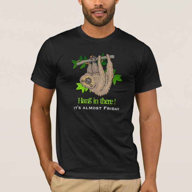 Vänta där. Det är nästan Fredag Sloth T-shirt (Framsida)
