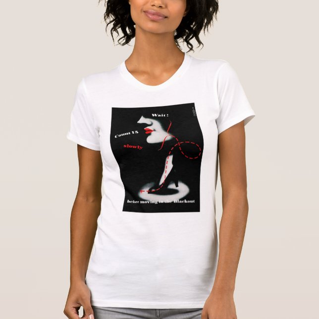 Vänta ~ innan du går ut i svartnatten t-shirt (Framsida)