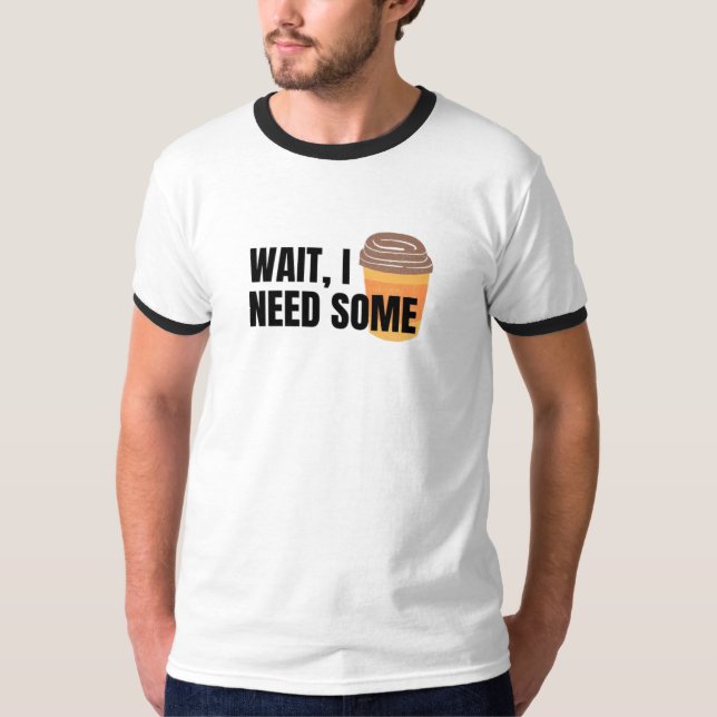 Vänta, jag behöver kaffe – Rolig kaffekopp citat d T Shirt (Framsida)