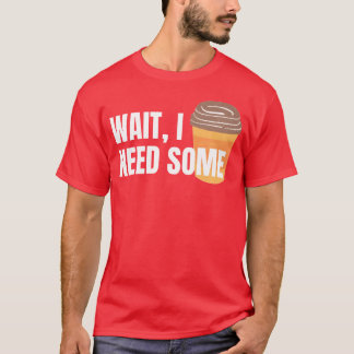 Vänta jag behöver lite kaffe för mörka färger fami t shirt