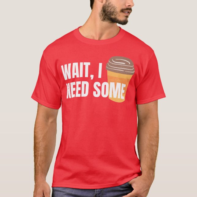 Vänta jag behöver lite kaffe för mörka färger fami t shirt (Framsida)
