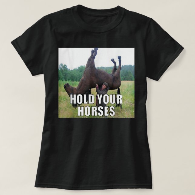 Vänta Med Hästarna Roligt Meme T Shirt (Design framsida)