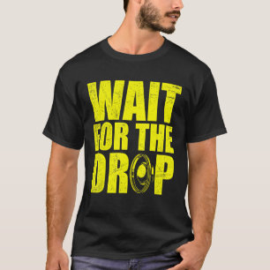 Vänta på avlämningsdatum i Dubstep Bass Subwoofer T Shirt
