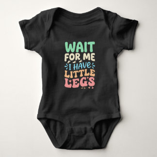 Vänta på mig, jag har små ben Rolig mamma T Shirt