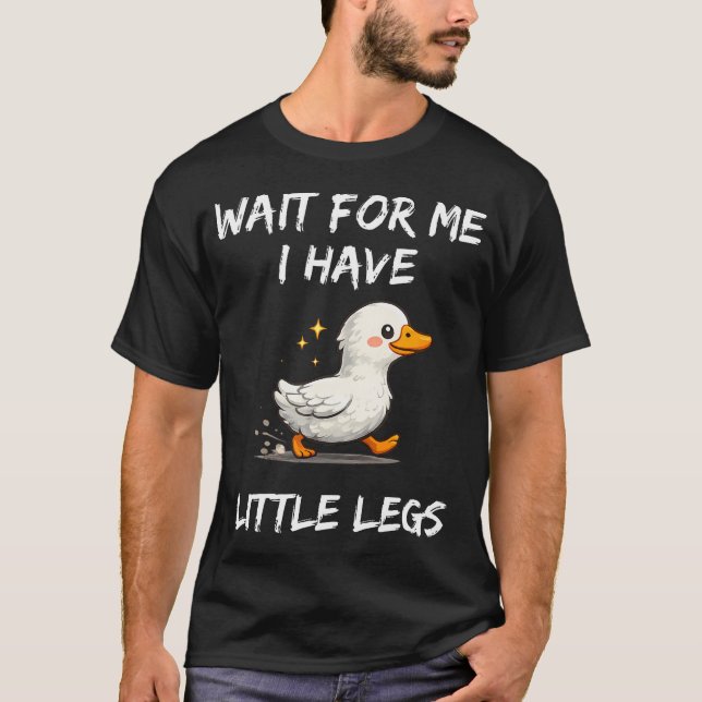 Vänta på mig jag har små ben Roligt skämt T Shirt (Framsida)