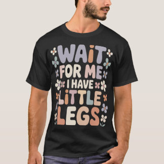 Vänta på mig jag har små ben Söt rolig Citat T Shirt