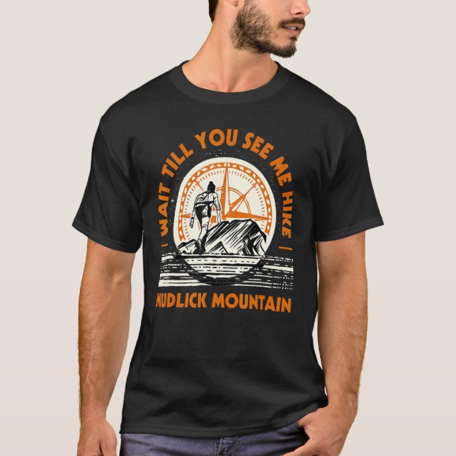 Vänta tills du ser mig dölja att Mudlick Mountain  T Shirt (Framsida)