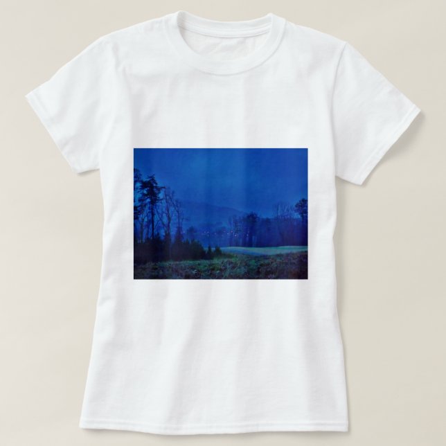 Väntande Ljus i en blå bergsmist T-shirt (Design framsida)