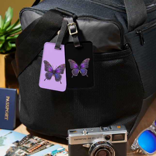 Väntande Vingar: Lila Gnistra Butterfly Bagagebricka (Fram & Baksida)