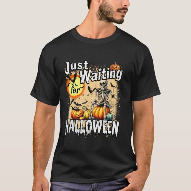 Väntar bara på Halloween Funny Skeleton Hallowee T Shirt (Framsida)