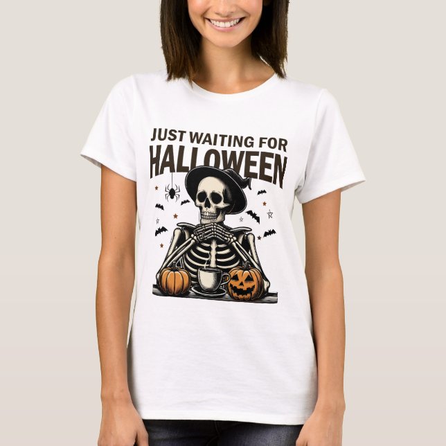 Väntar bara på Halloween Skeleton som dricker kaff T Shirt (Framsida)